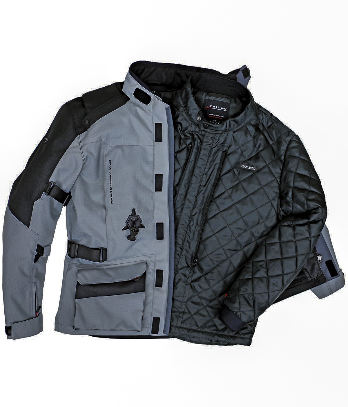 Chaqueta (Gris Oscuro) con el forro térmico a la vista: se usan juntos en clima frío o solo la exterior en clima templado.