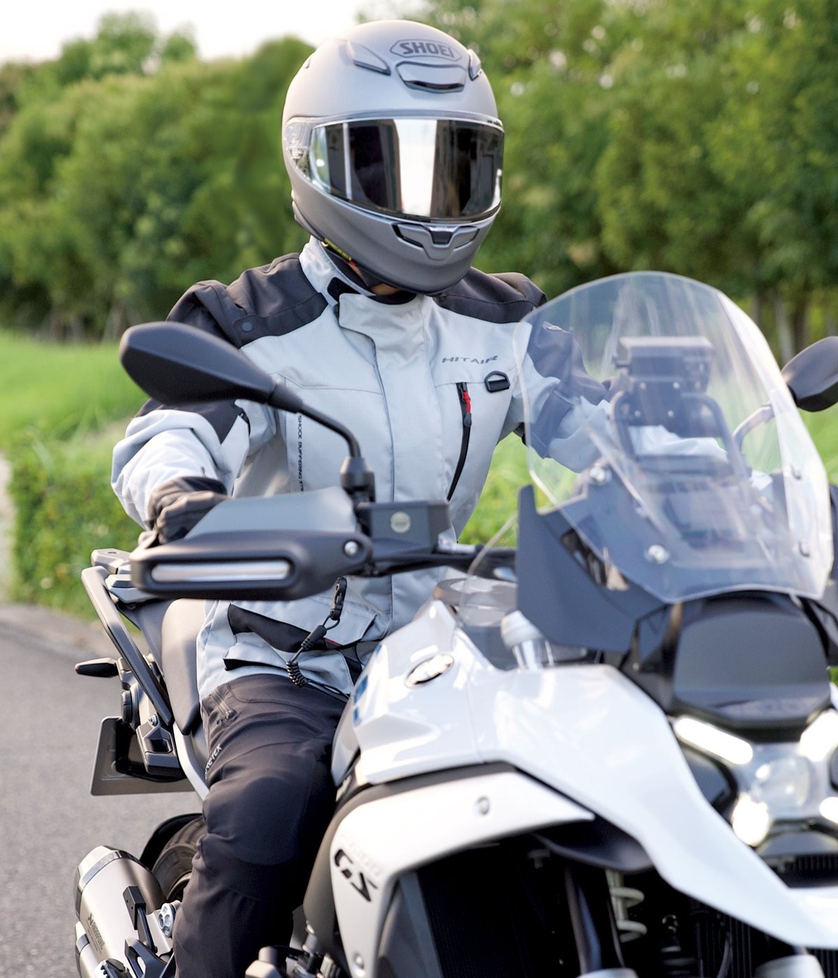 En marcha: el cable en espiral conecta la chaqueta al chasis de la moto.